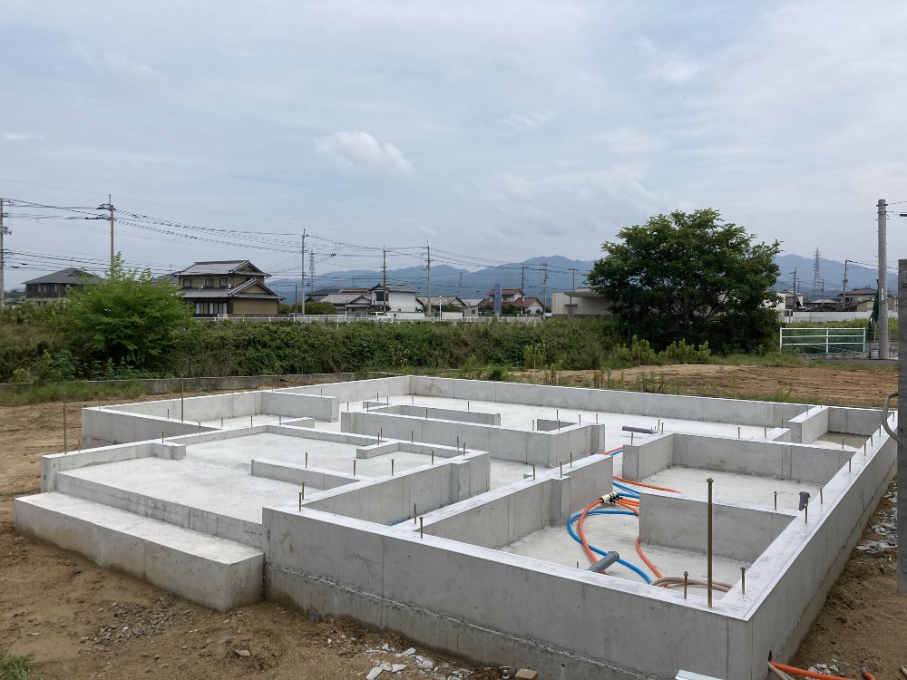基礎工事、先行配管工事
