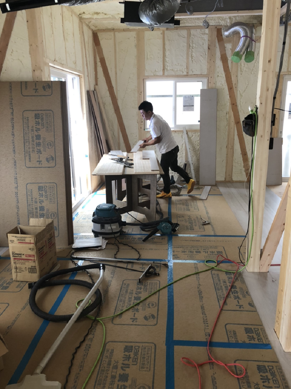 １階フローリング工事中