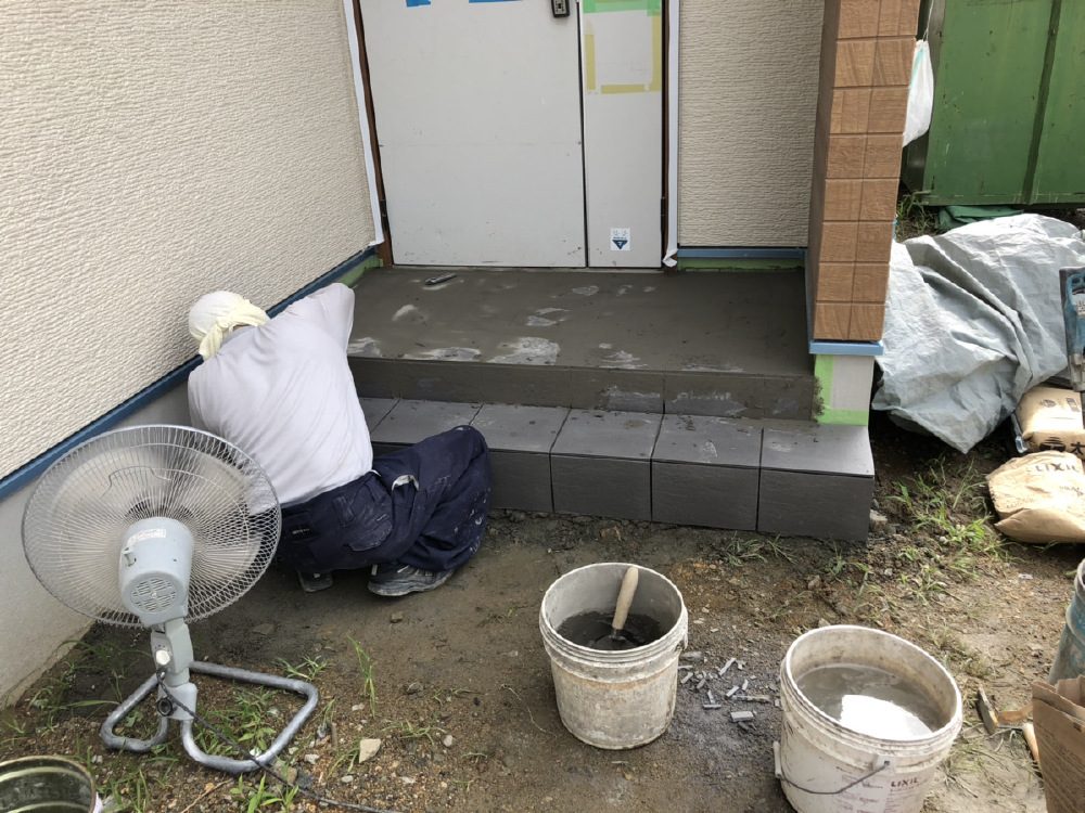 玄関タイル工事始まりました