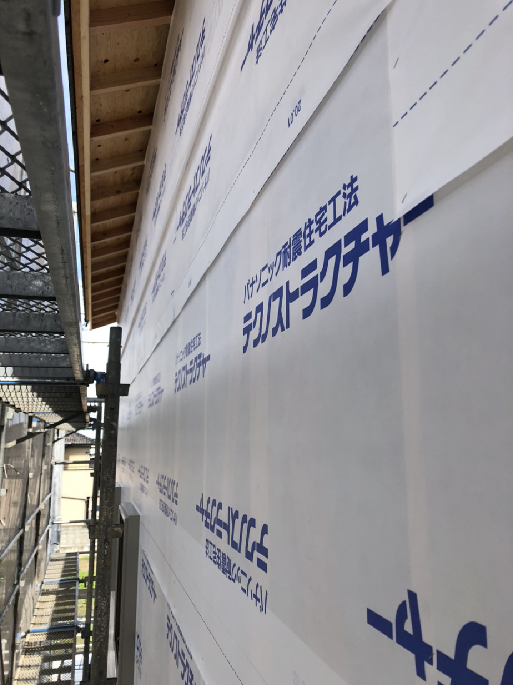 防水シートの施工中