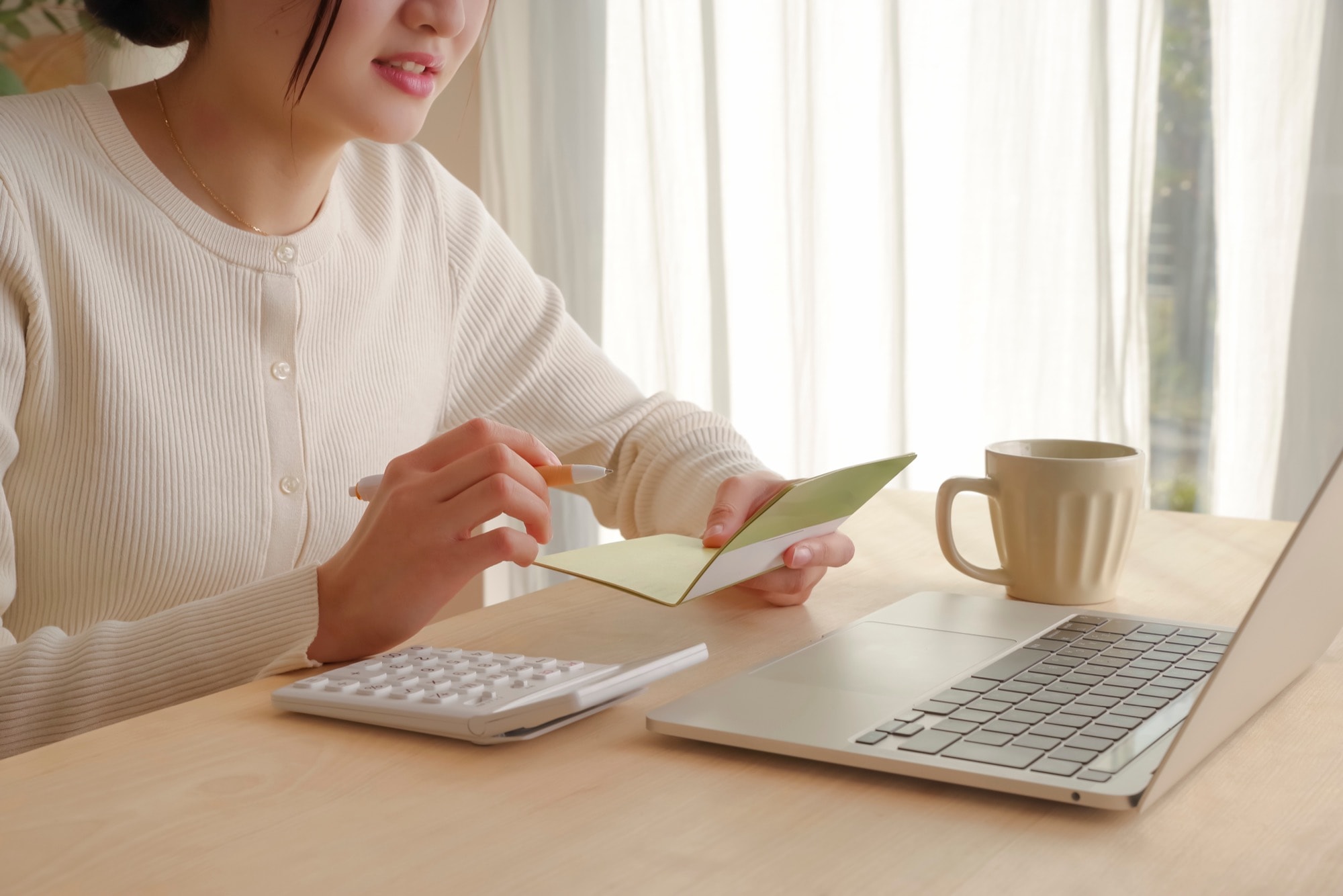 家の資金計画を立てる女性