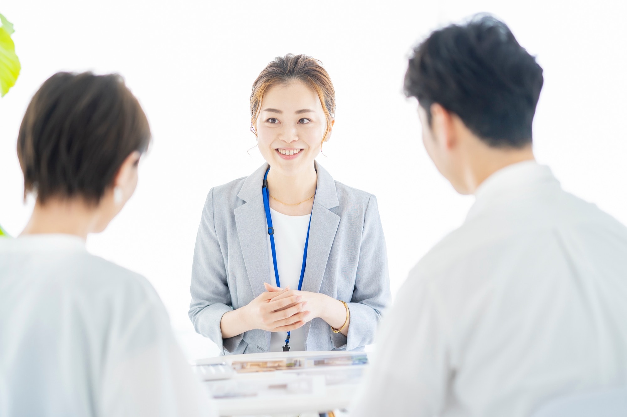 家づくりについて説明する住宅会社スタッフと顧客