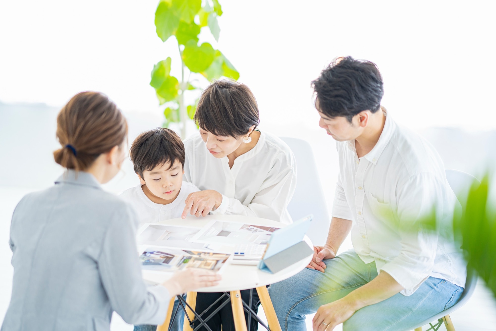 家づくりの提案をする住宅会社スタッフと顧客