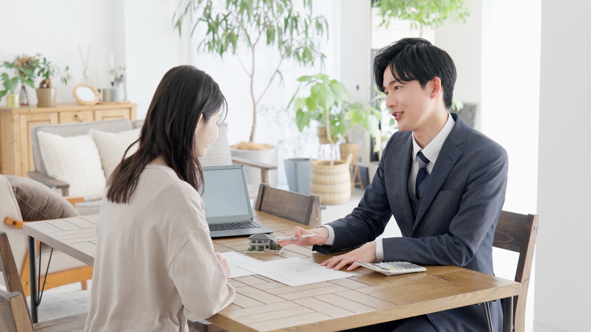 顧客に解説する住宅会社スタッフ