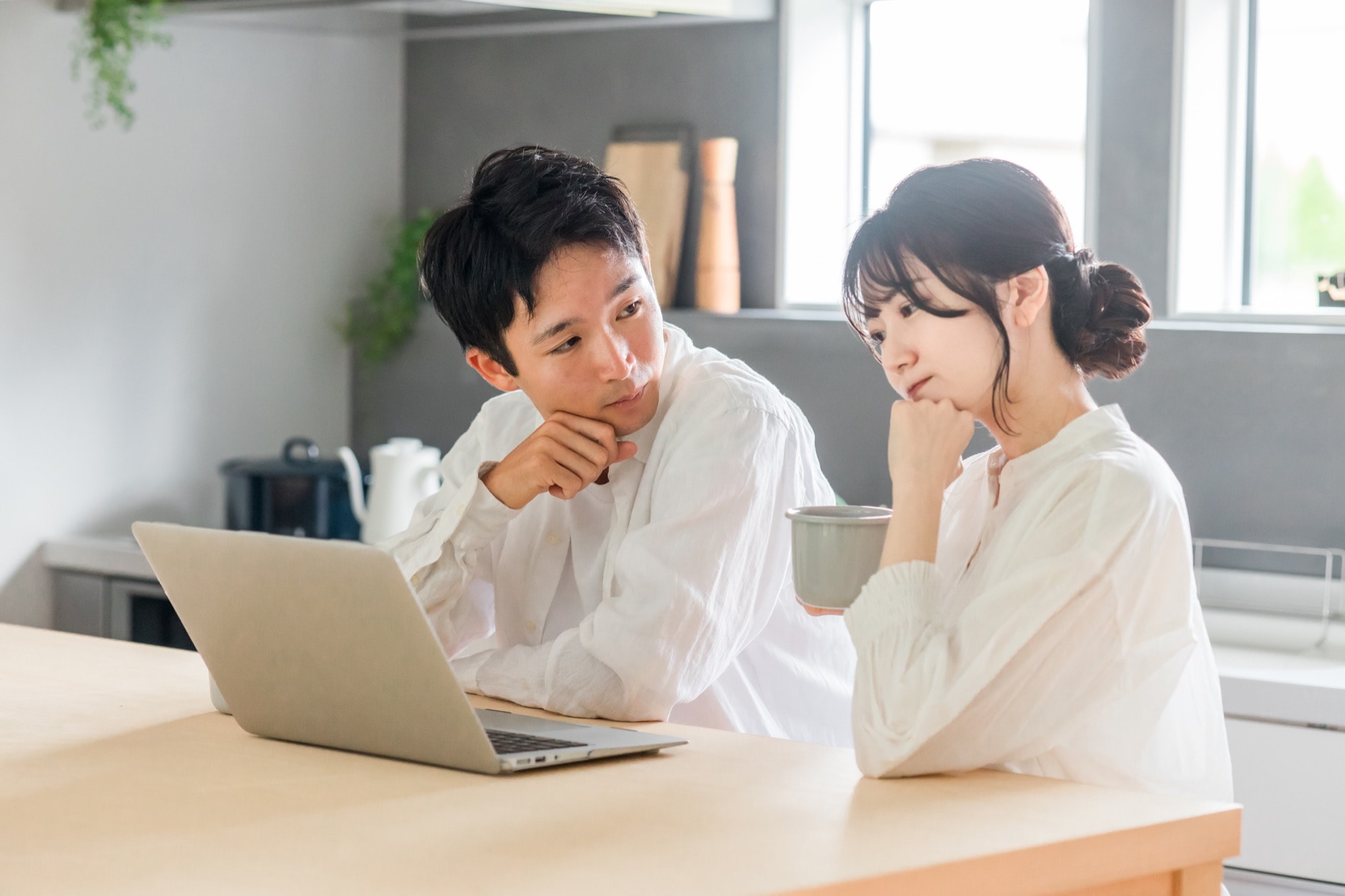 家づくりについて調べる夫婦
