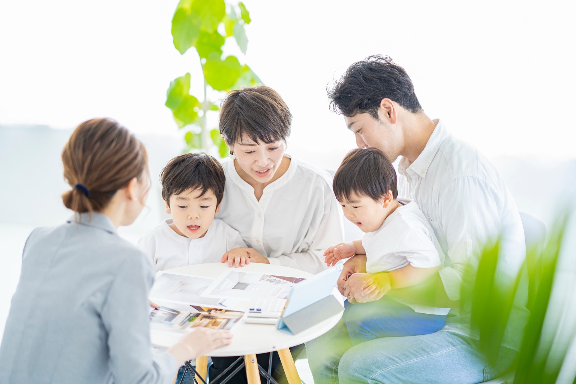 家づくりについてプランナーに相談する様子