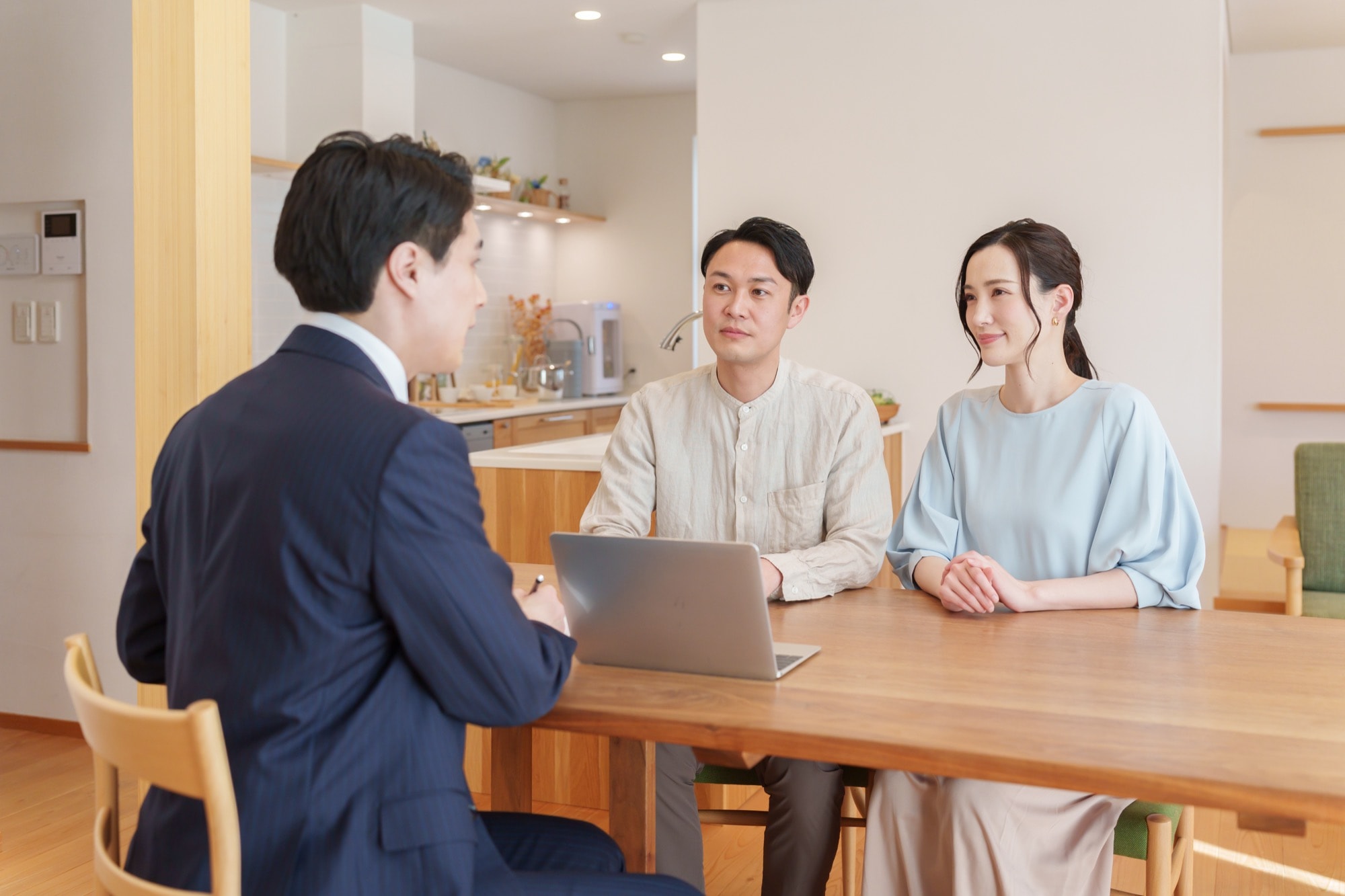 家づくりについて解説する住宅会社スタッフと顧客